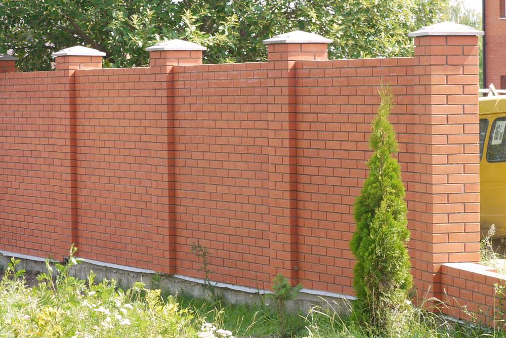 Заборы из кирпича